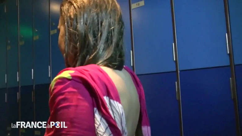 French BDSM: Primeira experiência para nossa bonita estudante Jessica em um clube...