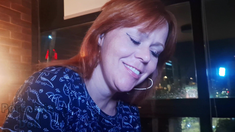 Porcelain Doll: Ruda widzi mężczyznę masturbuje się przy oknie i postanawia mu...