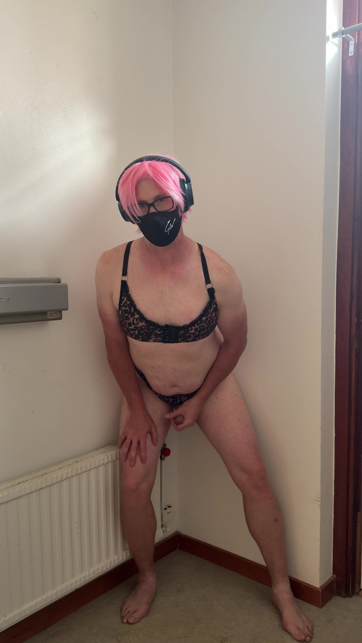 Julia Cd Sweden: A prostituta de rosa brinca e se masturba até gozar