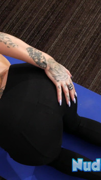 巨乳オフィーリア・レインはヨガパンツで彼女自身を愛しています