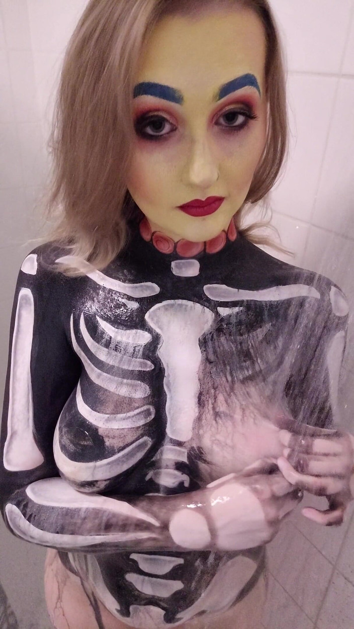 Em Yang: Skeleton Bodypaint 淋浴和玩奶子