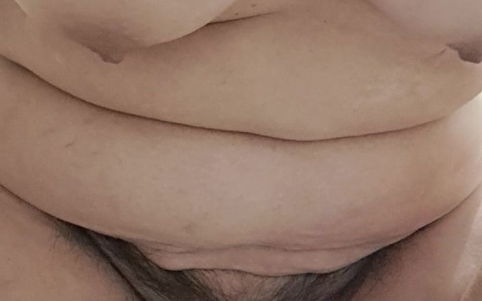 Mommy big hairy pussy: După sex, urinez