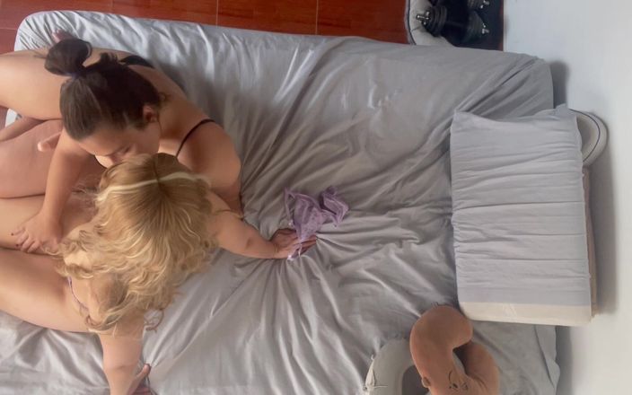 zoemelissa: Ona mnie wysysa naprawdę dobrze, a teraz pieprzę ją jeszcze...