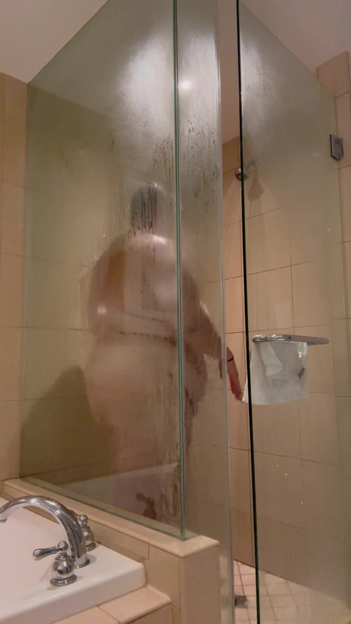 SofieeSoles: BBWがシャワーで濡れる