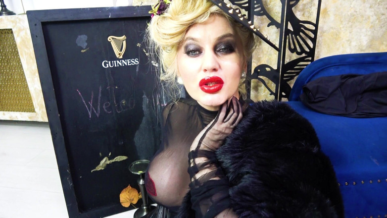 Goddess Celine: Baci di rossetto dominazione femminile