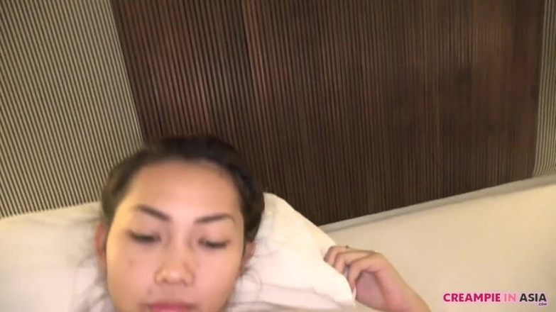 Creampie In Asia: Drăguță, zveltă și țâțe mari, îmi plac gemetul ei natural