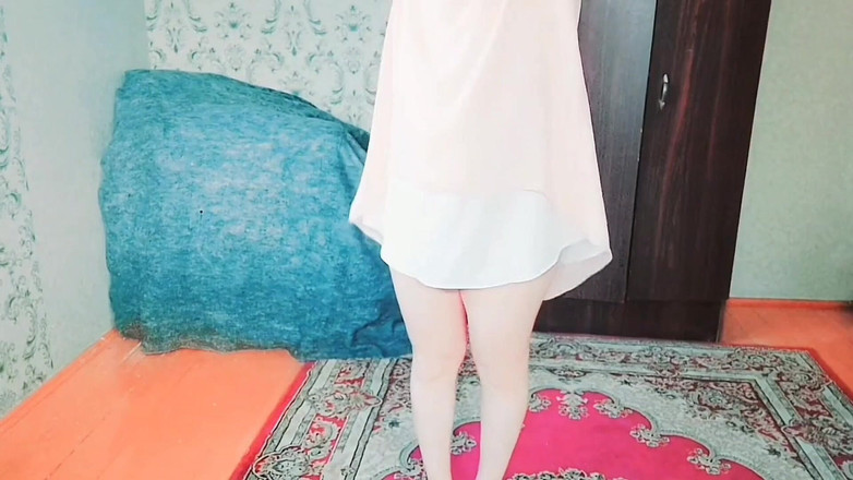 Kitty_Cross: Zabawny shemale pokazuje paznokcie w pastelowych kolorach