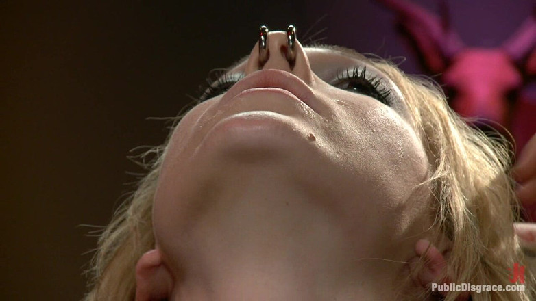 Public Disgrace by Kink: Underbar 20 år gammal blondin knullad och försämrad