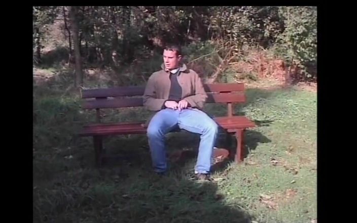 Absolute BDSM films - The original: Smutsiga blonda vintage pissar i trädgården knullar sedan och suger...