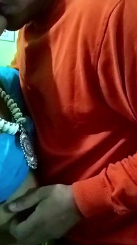 Indiancă bhabhi Rakhi Hot țâțe de presă și Masti de către fratele soțului în timp ce face munca de la birou la domiciliu
