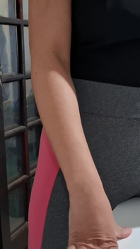 Masturbiert ihr Cameltoe auf dem Tisch mit der Hilfe des nachbarn