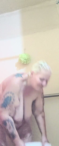 Puta traviesa sucia en el bosque lavando bien