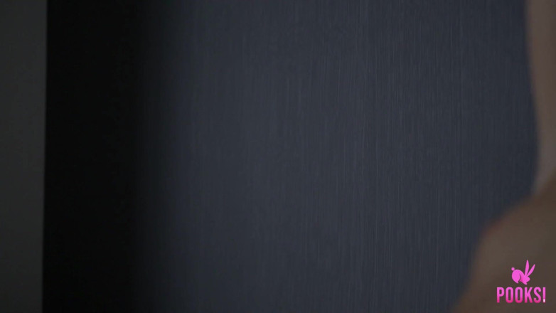 Pooksi: Udă înainte de înot! Linn o face să ejaculeze cu jucăria ei