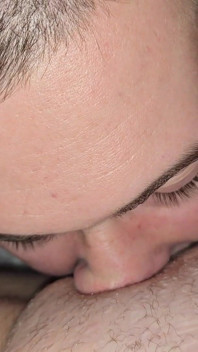 Adora Sentire La Mia Lingua Nella Sua Figa E Il Mio Sperma Sulla Sua Pancia Allungata