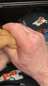 Piccoli piedi sexy che ricevono un massaggio