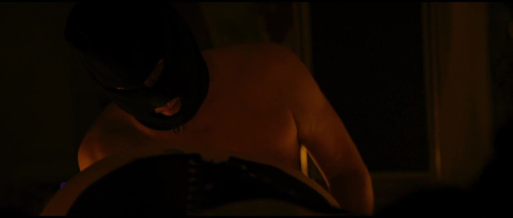 Verso Cinema: Tatuada asiática fodida anal