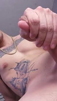 Il ragazzo bianco si masturba con un grosso cazzo