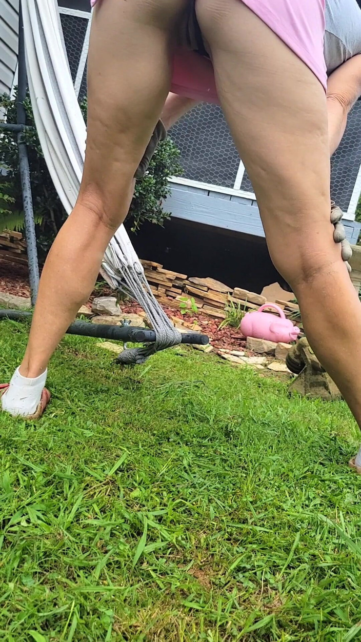 Fantasy Milf: 张开的湿润院子屄