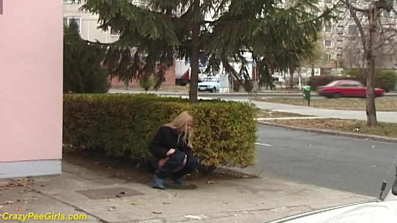 Crazy pee girls: Bellezza piscia in strada dietro i cespugli