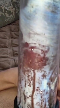 Milchige sissy Femboy isst sperma mit ihrem schmalen, glatten arsch von papi!