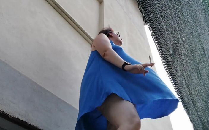 Nicoletta Embassi: Pipi sensationnel debout à l’extérieur, je dois absolument faire pipi je...
