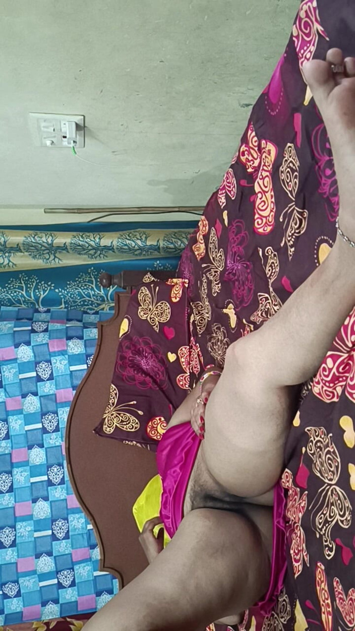Desigirlsiri: India caliente madrastra caliente vaca chica folla mientras chupa coño...
