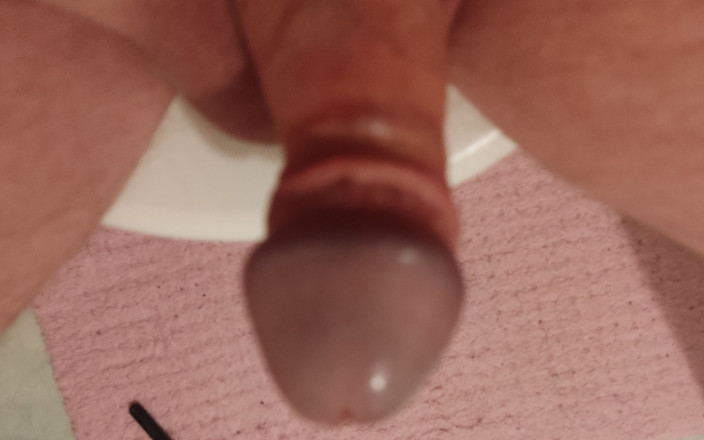 Pellefnatt: Deite-se na cama e masturba meu pau pequeno até eu...