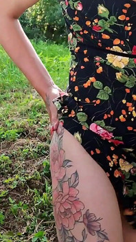 Urina în aer liber cu un negru cu păr negru excitat