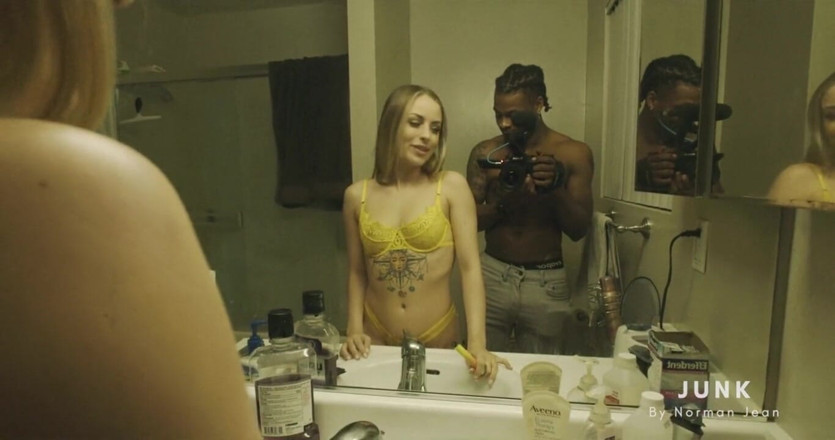 Junk Productions: Une femme se fait prendre en train de tromper - images...
