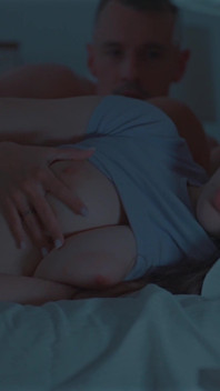 Ibu tiri tidak menyadari ayah tiri saya sedang bercinta dan orgasme di vagina saya. Bagian 1