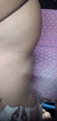Une femme se doigte nue