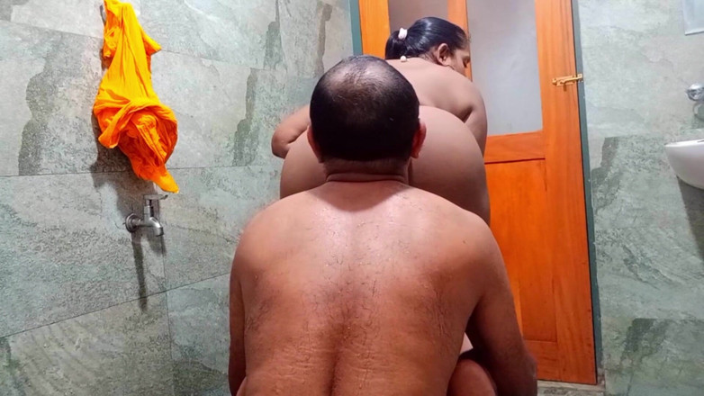 Naughty Jaanu: Индийская богиня дези нашла рабыню, чтобы лизать, жестко очистить ее задницу и киску