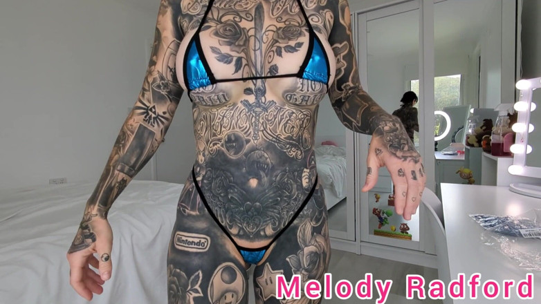 Melody Radford: Металеве темно-блакитне мікробікіно приміряє мелодію Radford Onlyfans