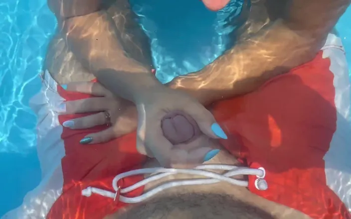fantasycouplexxx: Blowjob, Handjob in Public Pool