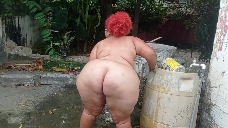 Gordita Culo Rico: Meine huren-stiefmutter duscht auf der terrasse