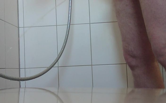 Carmen_Nylonjunge: Kencing di kamar mandi pagi-pagi