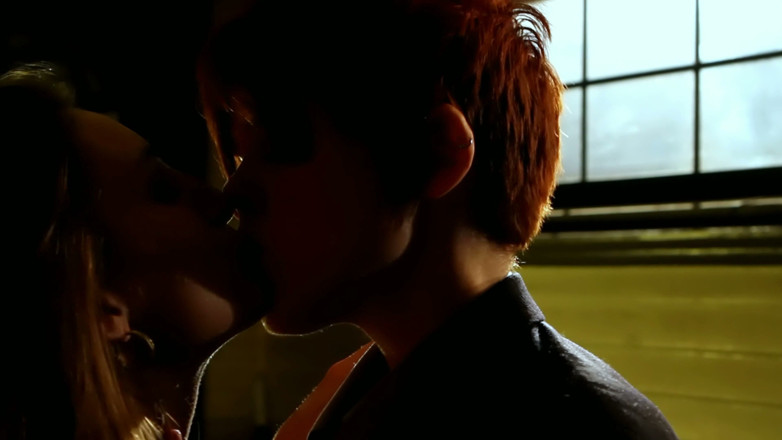 Lesbian Love Movies: Butch Pelirroja En Franela Se Apodera Del Sofá Marrón - Morena...