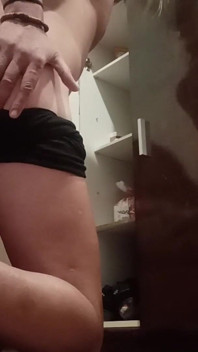 Strčí si větší cuketu do zadku i do ruky