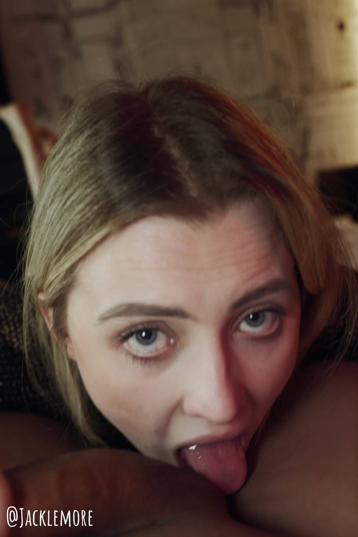 Jacklemore: Мила британська блондинка Лотті Лу робить мінет від першої особи