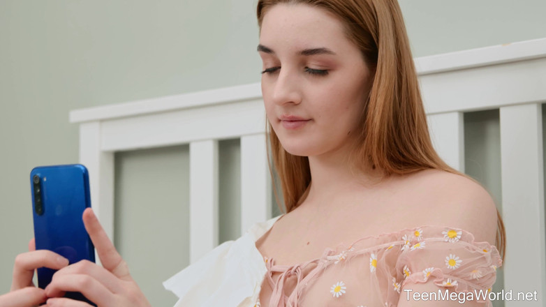 Teen Mega World: Linda trabaja duro hasta el orgasmo