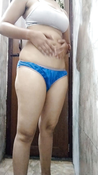 Riyathakur: Indická děvka šuká svou chlupatou kundu cuketou a lahví