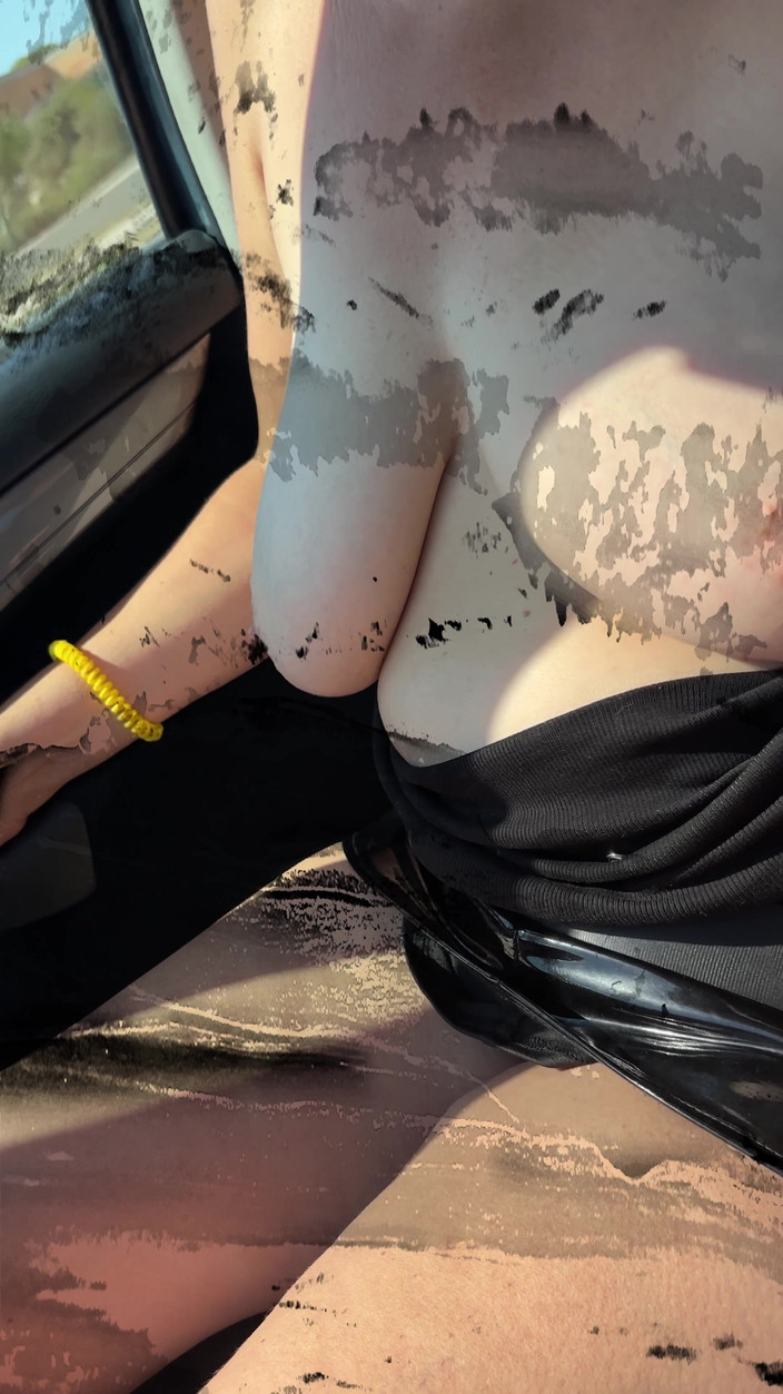 Lady Oups: Microrok in Latex Zonder Slipje in Auto Borsten Te Zien