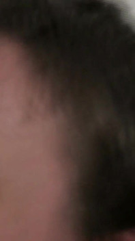 Cewek sange rambut cokelat lagi asik jilat dan fingering memeknya yang intens