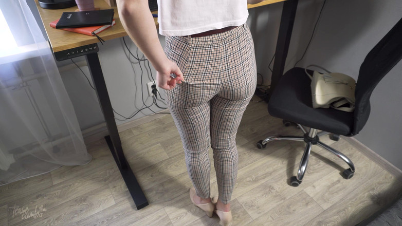 Teasecombo 4K: Awek pejabat mengusik pantat dalam seluar dalam belakang penuh