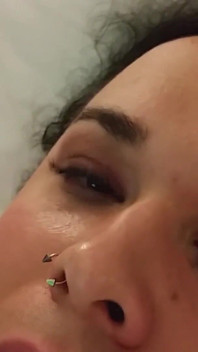 Missalinapaige masturbare solo în camera de hotel