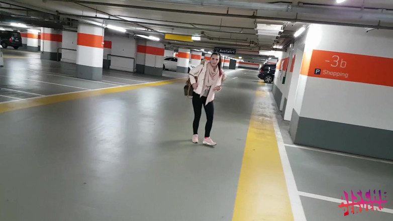 Aische Pervers: Alman orta yaşlı seksi kadın havaalanı otoparkında sakso çekiyor
