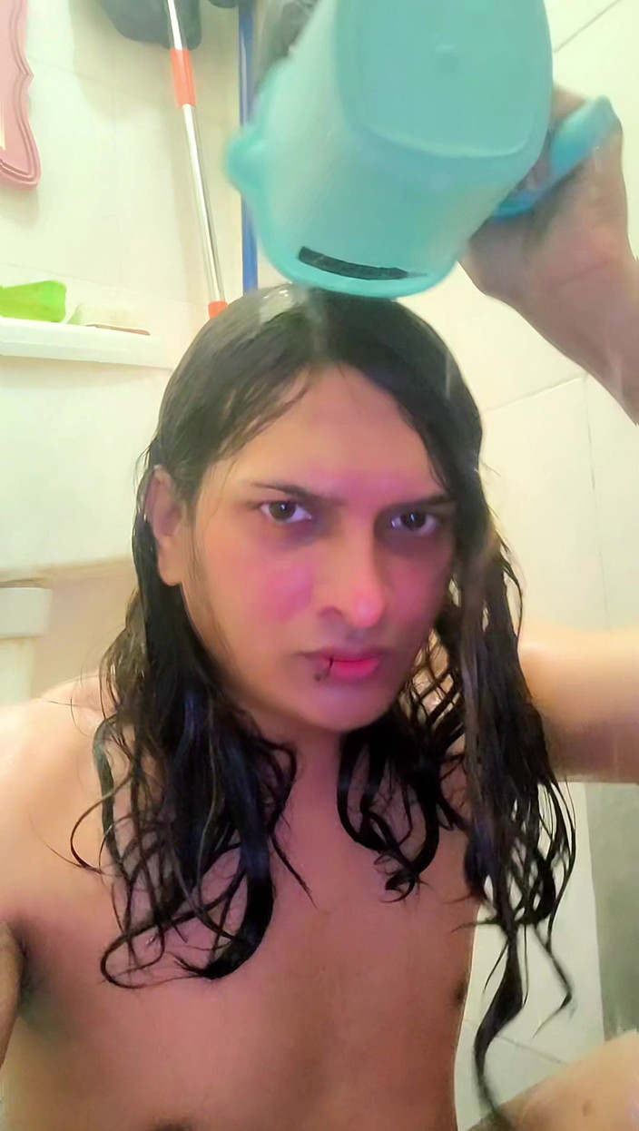 Zoyasazadai: Zoya Shezadi Jde do sprchy a nosí modrý ručník a...