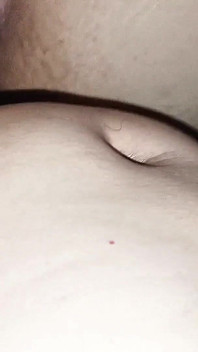 후배위에서 거대한 자지에 의해 파괴된 필리핀 십대의 통통한 보지