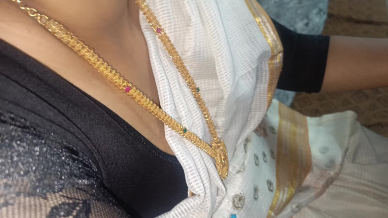 Inba: Donna sposata in ufficio romanticismo con Malayala Saree