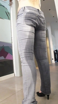 젖은 청바지 바닥에 오줌을 싸고 오줌을 싸는 황금 샤워